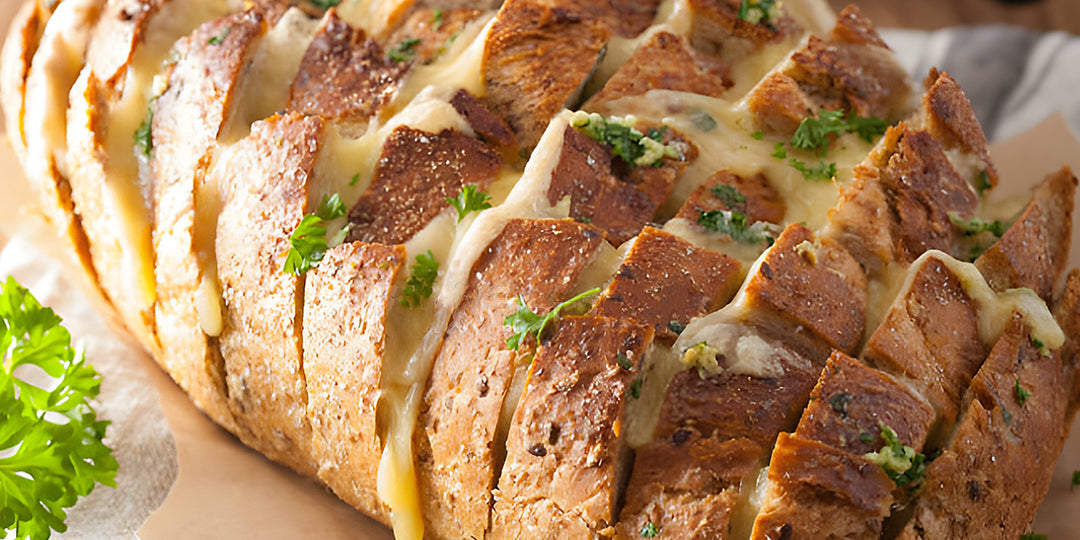 Gegrilltes baguette mit kräutern und bergkäse