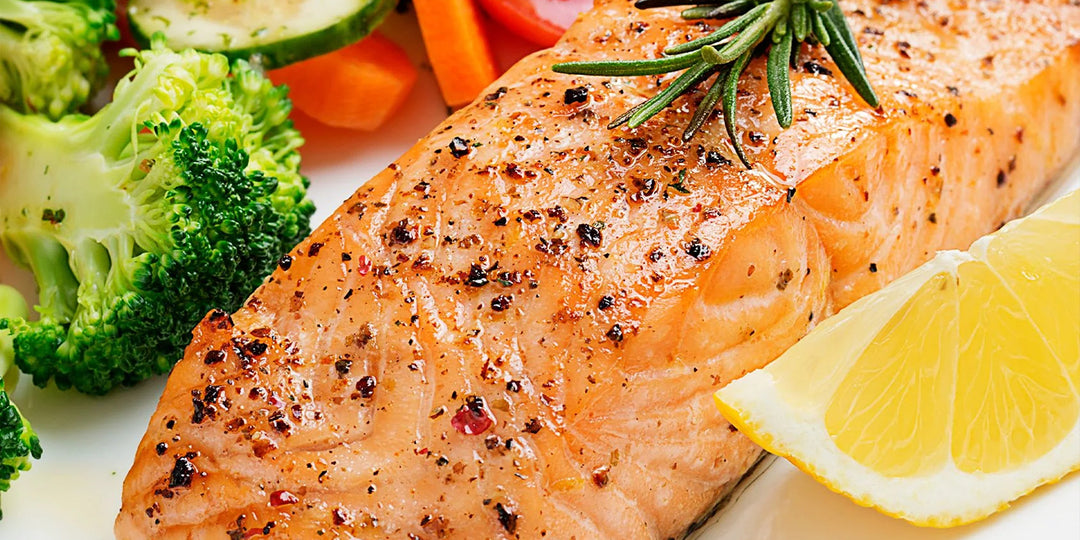 Einfacher frischer lachs mit zitrone und knoblauch